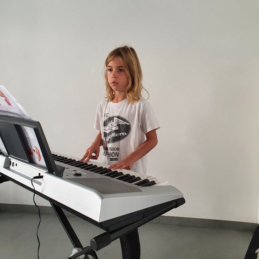 Keyboard spielen im Musik-Atelier